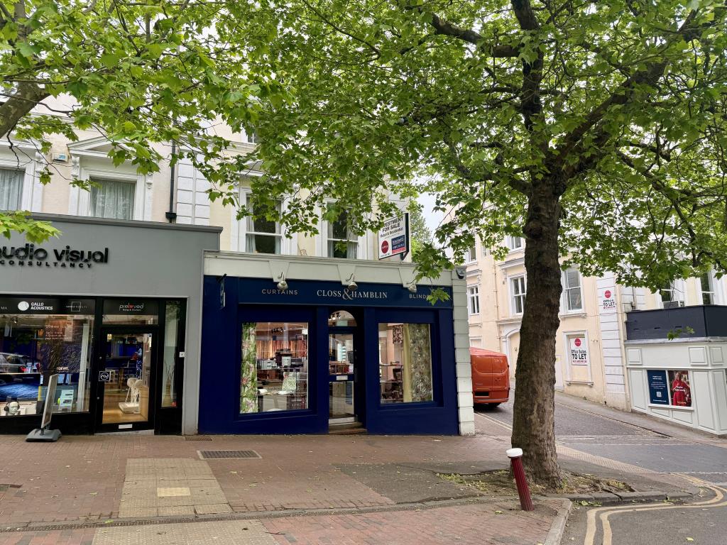 Lot: 6 - COMMERCIAL INVESTMENT - End-terrace ground floor shop